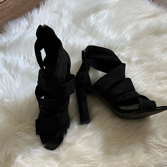 Zara Black Heels - Picture 1 of 3